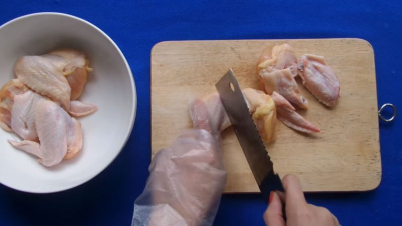 Sơ chế gà trước khi cho vào bếp chiên đôi